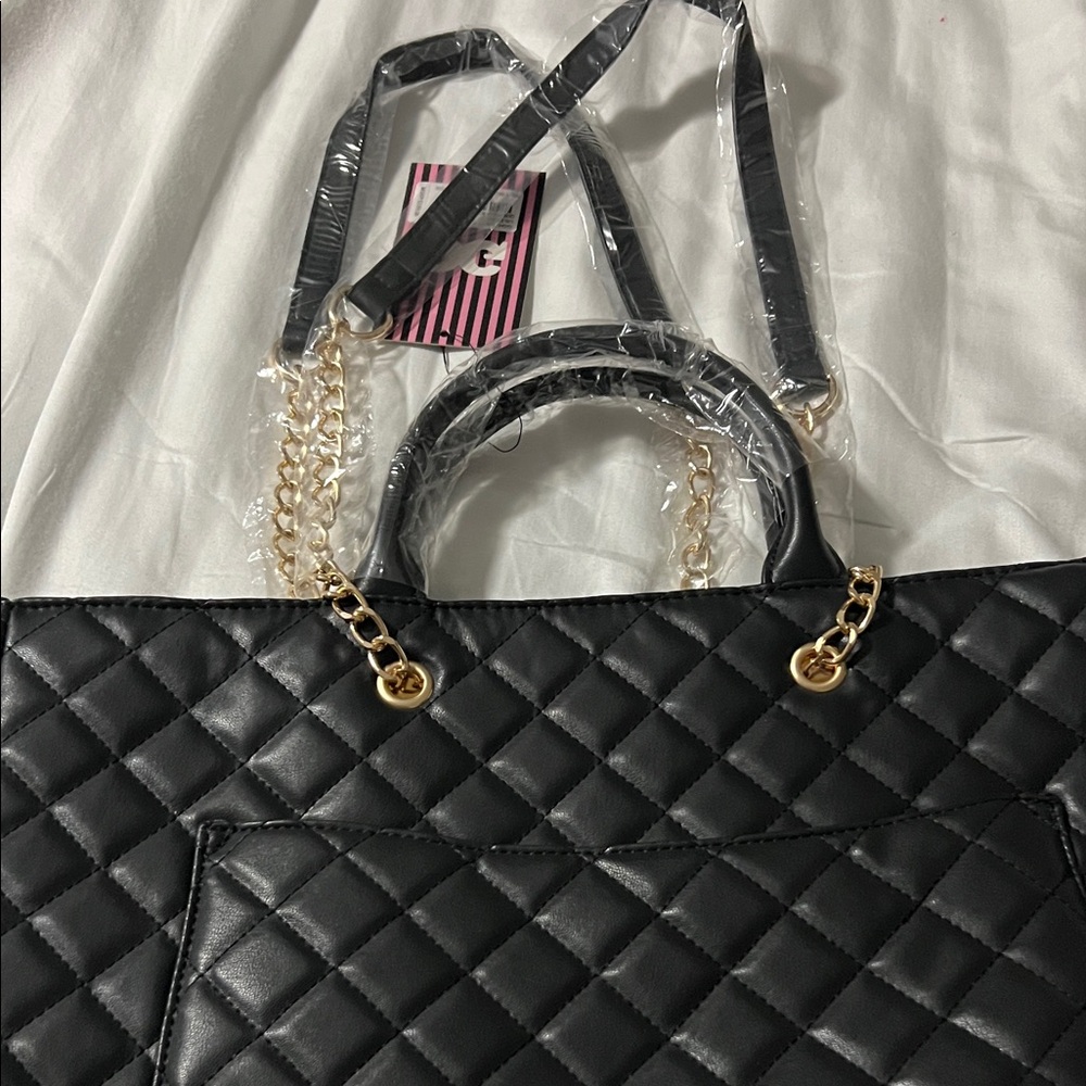 GG Collection Black Quilted Travel Bag - Picture 5 of 10